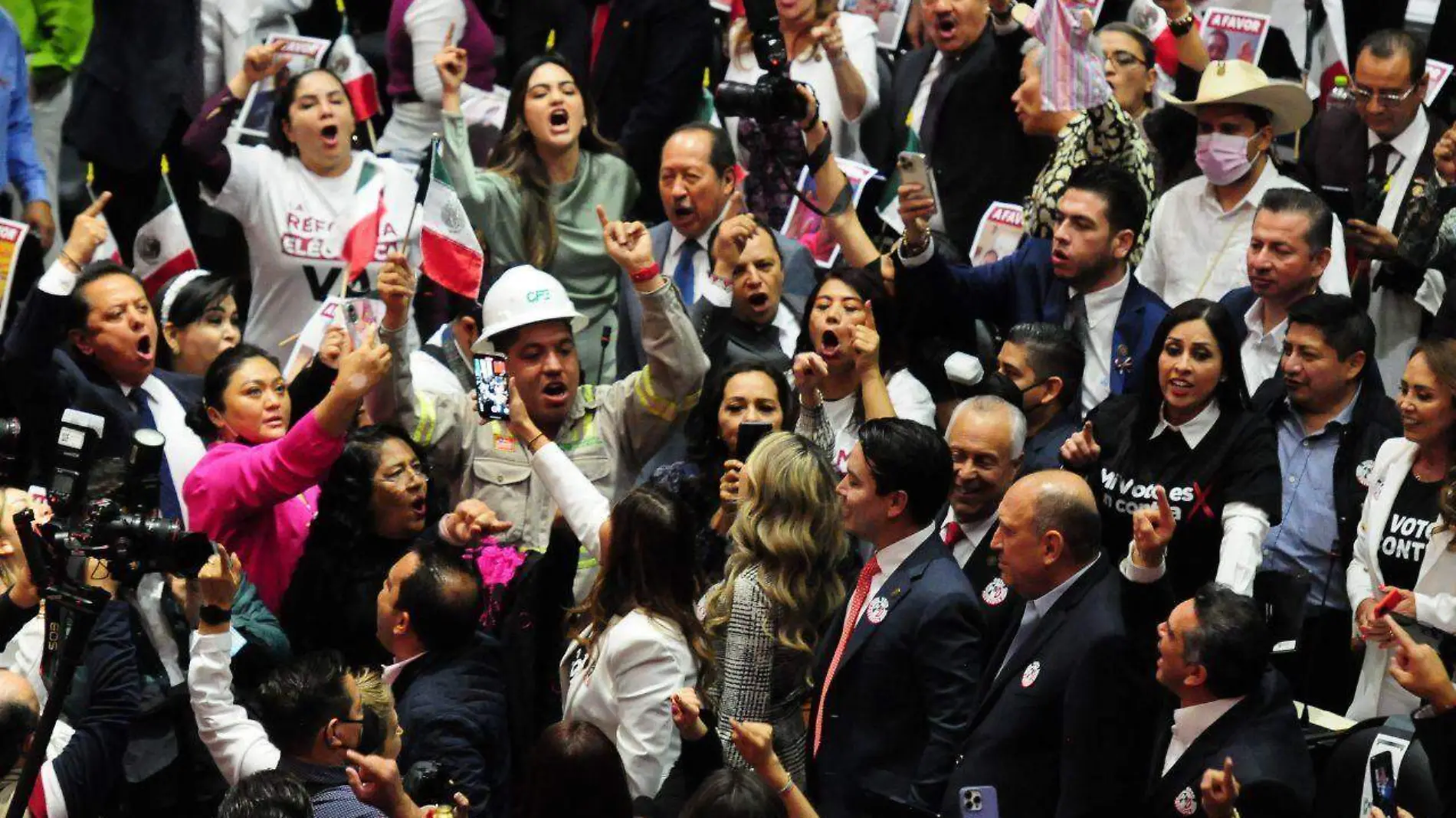 Diputado de Morena luce vestimenta de CFE 01